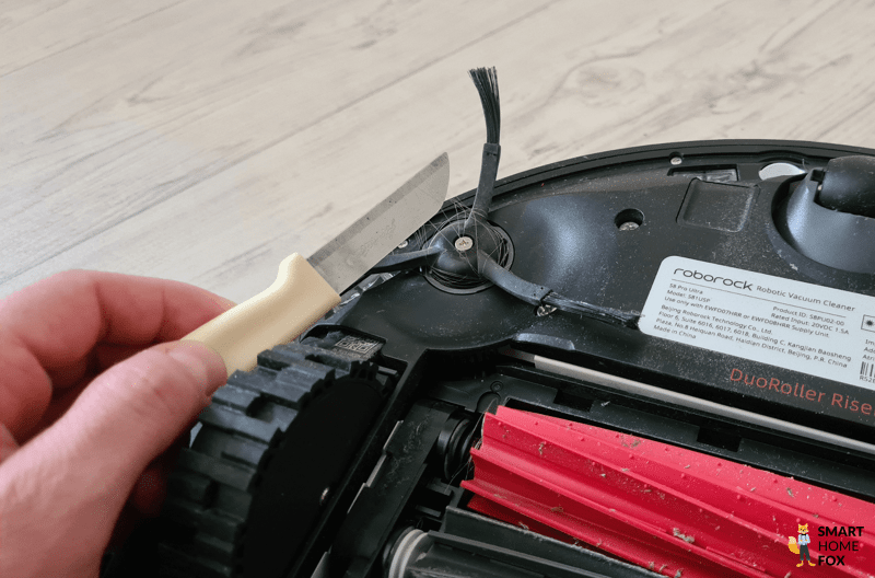 Haare haben sich um die Seitenbürste des Roborock S8+ gewickelt.